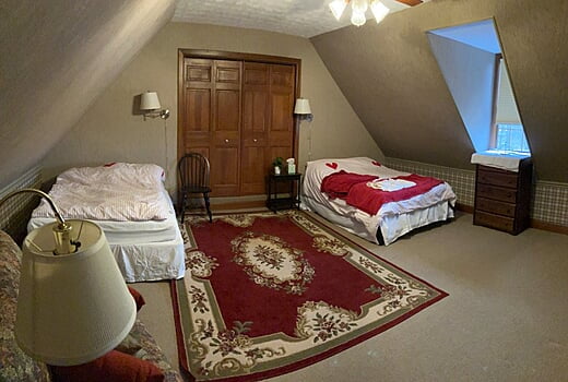 Brick House - 2 Full Bed Suite